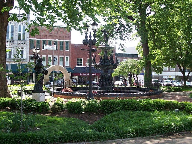 640px-Fountain_Square_Park,_Bowling_Green,_Kentucky