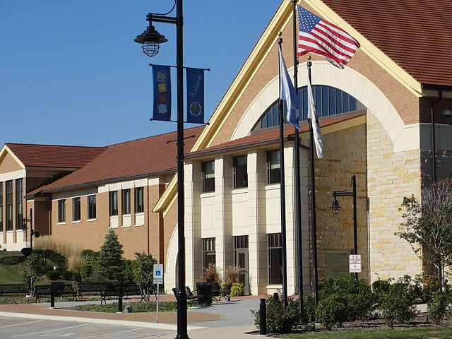 640px-Montgomery_Illinois_Village_Hall_corner_view