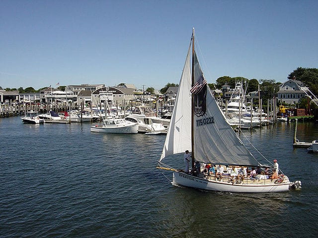 640px-Sailboat_in_Hyannis_Harbor