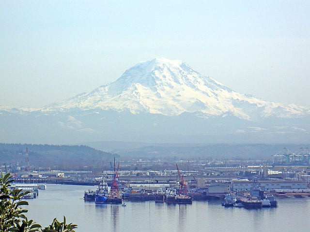 640px-Mount_Rainier_overlooking_the_Port_of_Tacoma