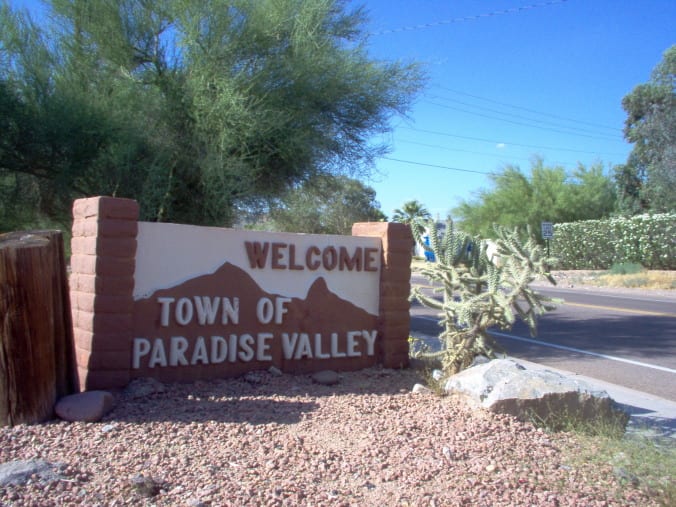 Welcome_sign_in_Paradise_Valley_Arizona_5-30-2005